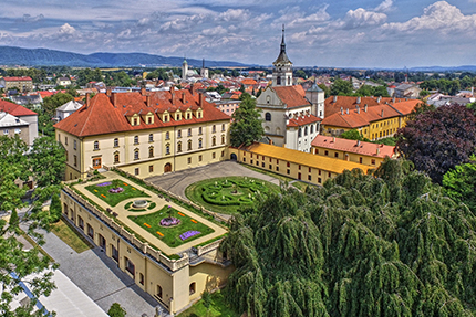 Střešní zahrada - zámek a kostel sv. Františka v Lipníku nad Bečvou